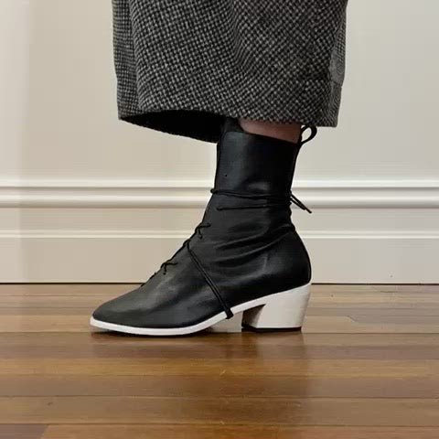 Black tabi clearance boots