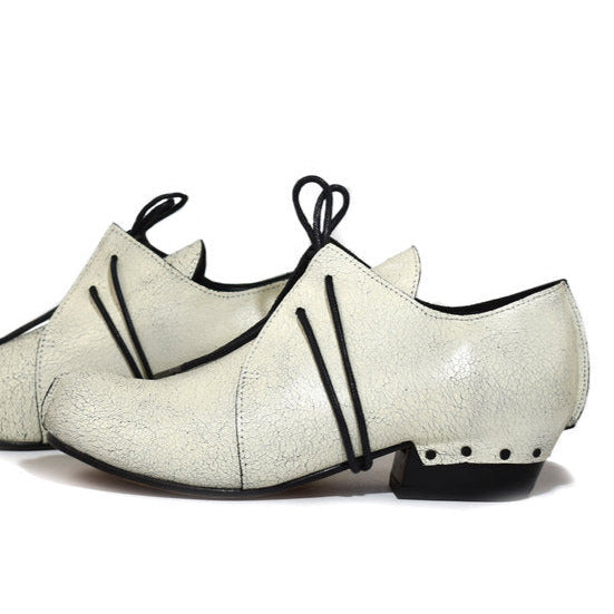 Off-white leather with cracked surface :Naked Shoe