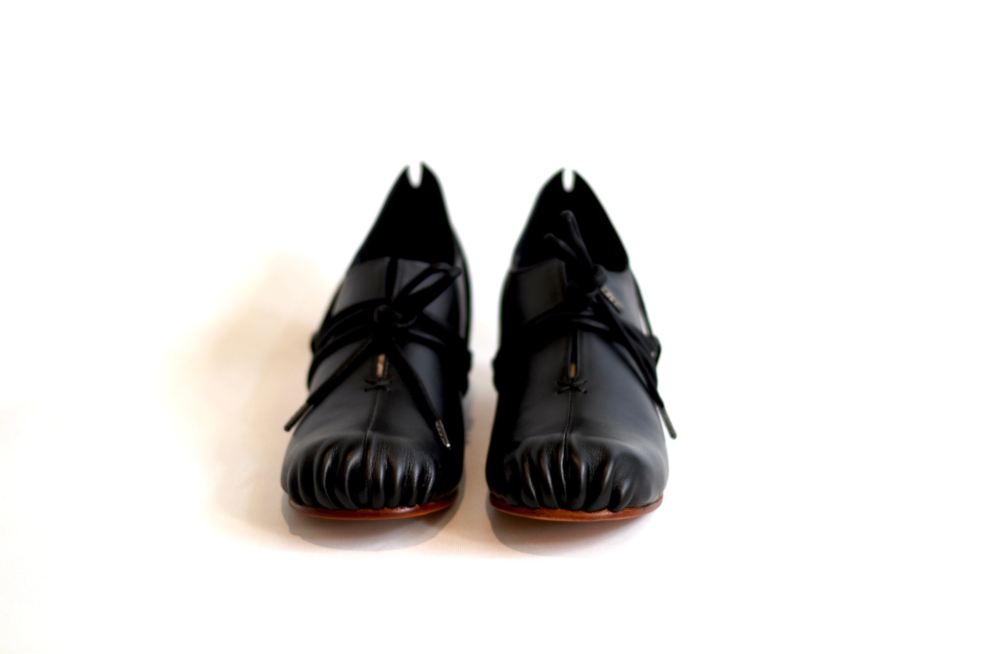 The Foundry Shoe - Black, wraparound laces
